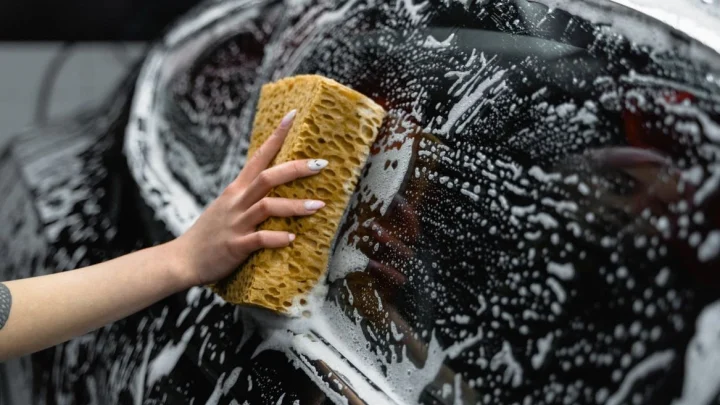 cara membersihkan kaca mobil