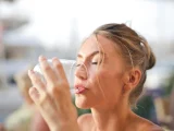 manfaat minum air putih untuk wajah