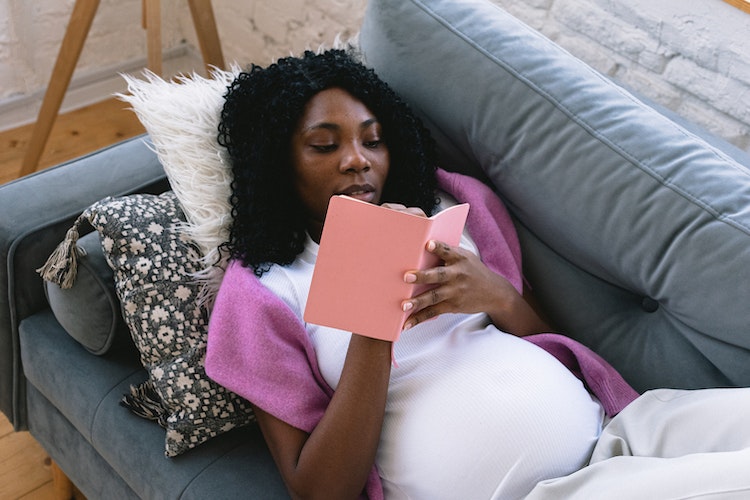 posisi tidur yang baik untuk ibu hamil